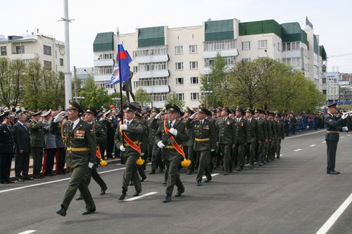 В честь Дня Победы состоялся праздничный парад подразделений сводного полка Чебоксарского гарнизона