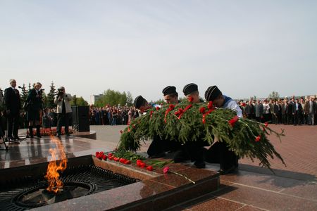 14:50 Гирлянду памяти, цветы и венки возложили к Вечному огню в Мемориальном комплексе «Победа»