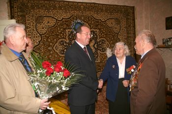 17:10 Мэр г.Чебоксары Николай Емельянов приехал в гости к ветеранам
