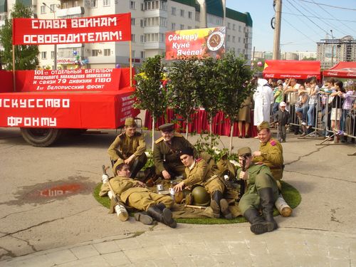 13:22_На Красной площади города Чебоксары появился «солдатский привал»