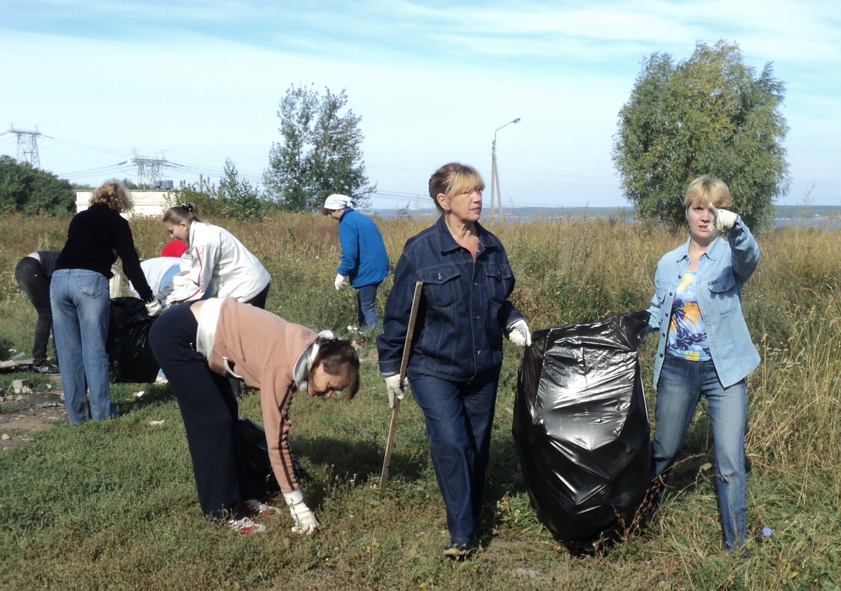 09:18 Работники предприятий Новочебоксарска принимают активное участие в благоустройстве Ельниковской рощи