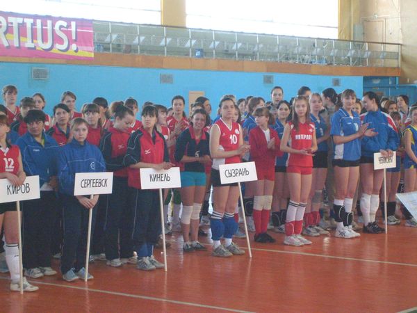 В Новочебоксарске стартовал традиционный турнир по волейболу среди 28 команд