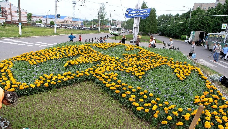 14:18 В преддверии Дня Республики «САН ИНТЕРБРЮ» дарит городу герб из живых цветов