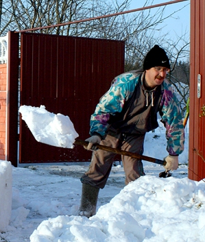 14:03 Активисты ТОС Калининского района г. Чебоксары вышли на уборку снега во дворах