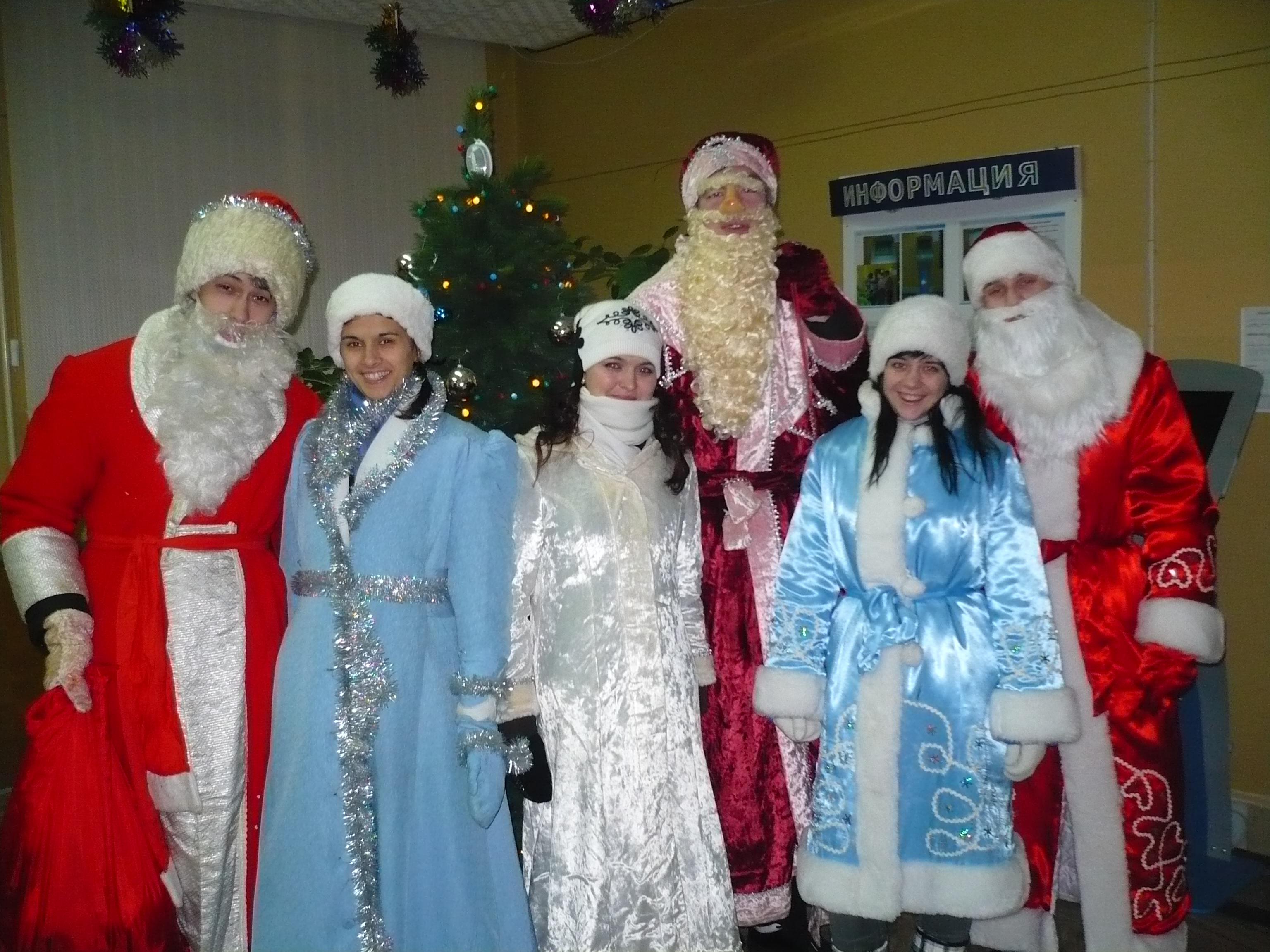11:41 Молодежь Калининского района столицы организовала новогоднюю акцию «Деда Мороза вызывали?»