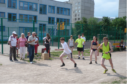 14:19 Ко Дню Республики в Калининском районе Чебоксар стартует легкоатлетическая эстафета среди дворовых команд ТОС
