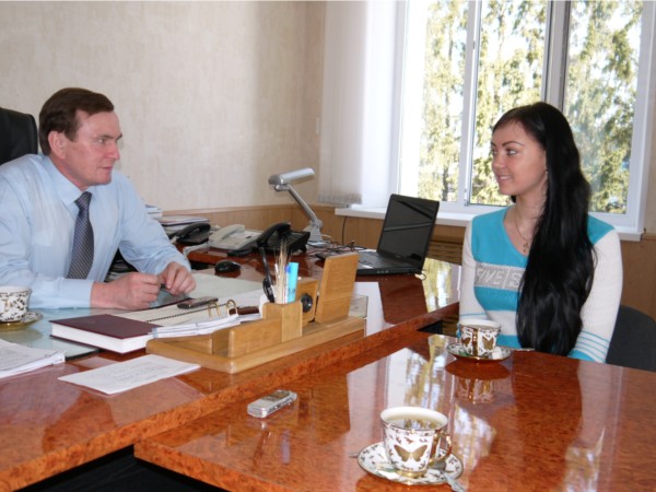 Сегодня глава Ядринской районной администрации Владимир Кузьмин встретился с Л. Петровой, завоевавшей титул &quot;Вице-Ч&#259;ваш пики&quot;