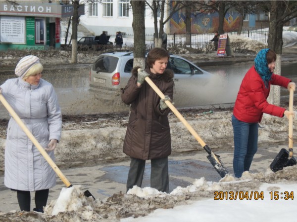 Муниципальные служащие Ленинского района г.Чебоксары провели первый субботник