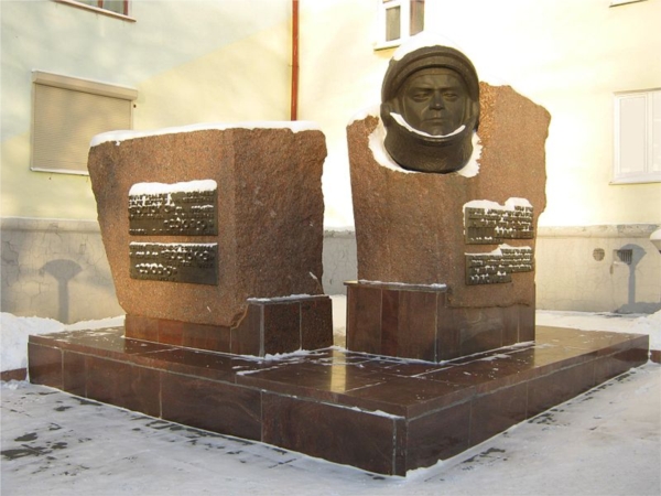 Коммунальные службы столицы благоустроили территорию возле памятников Ю.Гагарину и А.Николаеву