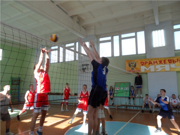 _Призы победителям и призерам городского турнира по волейболу учредила «Наша газета»