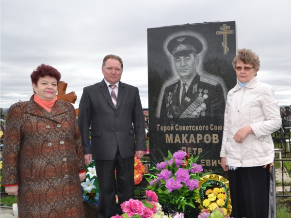 Глава администрации города Алатыря возложил венки на могилы Героев Советского Союза П.Г. Макарова и А.И. Тупицына