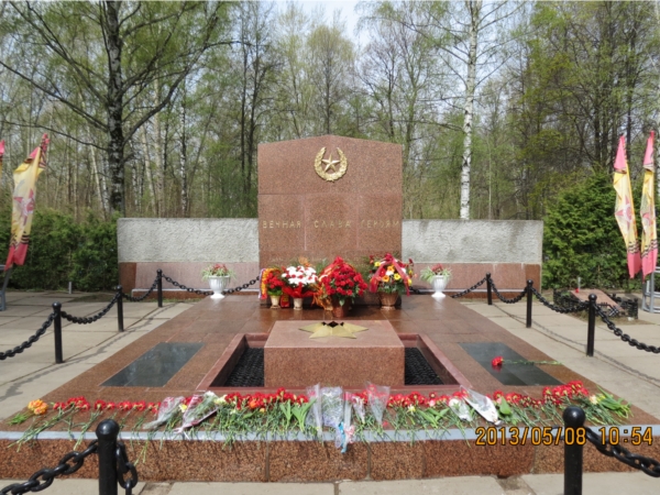 В г.Чебоксары состоялась церемония возложения цветов к Братской могиле воинов, умерших от ран в госпиталях