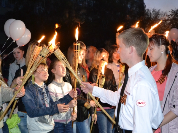 В Алатыре прошло факельное шествие молодежи в память погибших в годы Великой Отечественной войны