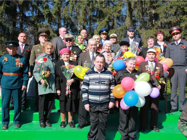 В Чебоксарском районе состоялось торжественное шествие с возложением цветов к памятнику Неизвестного солдата