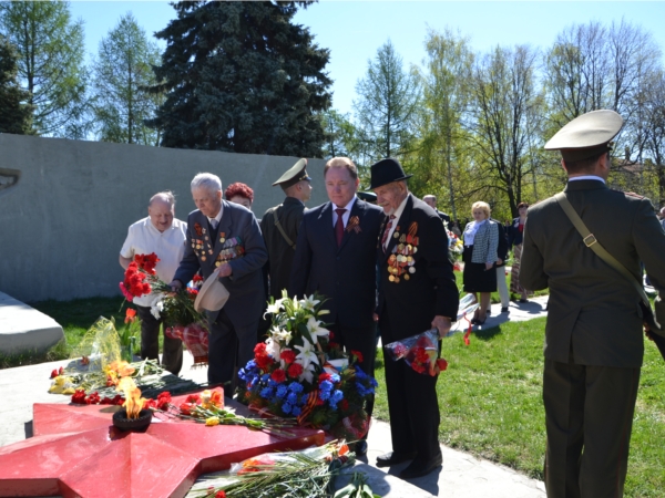 На митинге в честь Дня Победы алатырцы высказали слова благодарности ветеранам, почтили память погибших воинов