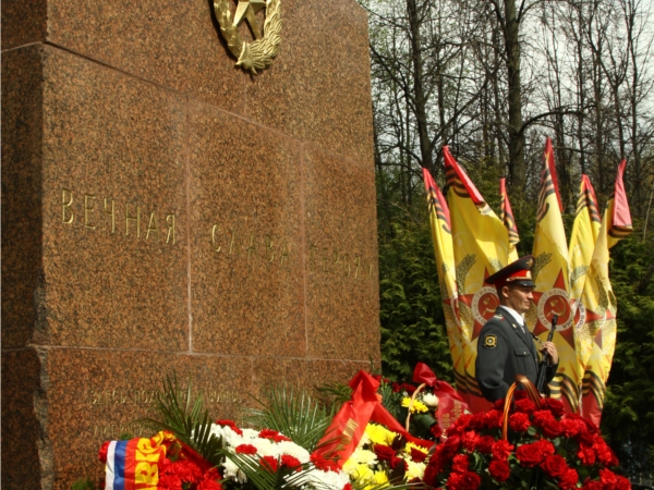 _В г.Чебоксары состоялась церемония возложения цветов к Братской могиле воинов, умерших от ран в госпиталях