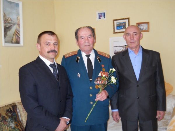 Накануне Дня Победы Валерий Антонов поздравил ветеранов на дому