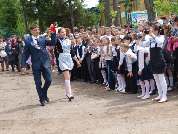 Глава администрации района Александр Куликов поздравил выпускников с последним звонком
