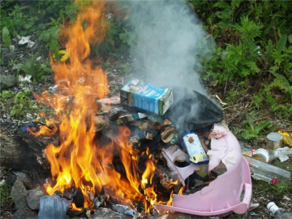 Сжигание пластикового мусора чрезвычайно вредно как для окружающей среды, так и для здоровья людей