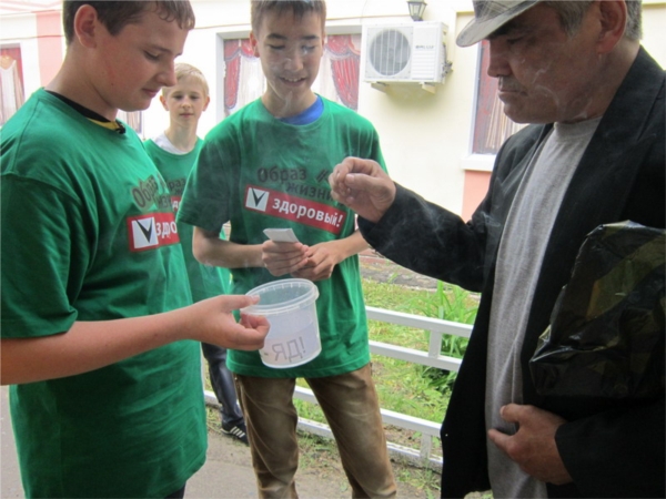 Во Всемирный день без табака волонтеры Шумерли провели на улицах города молодежную акцию «Курение - яд!»
