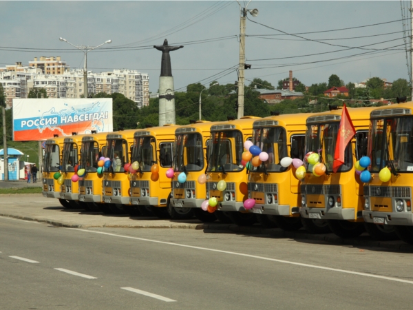 В День защиты детей Глава Чувашии вручил ключи от новых школьных автобусов
