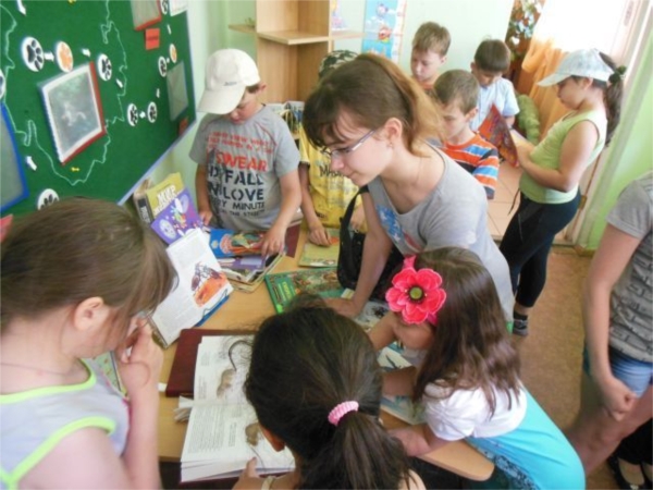 _На экскурсию в детскую библиотеку были приглашены ребята из пришкольного лагеря