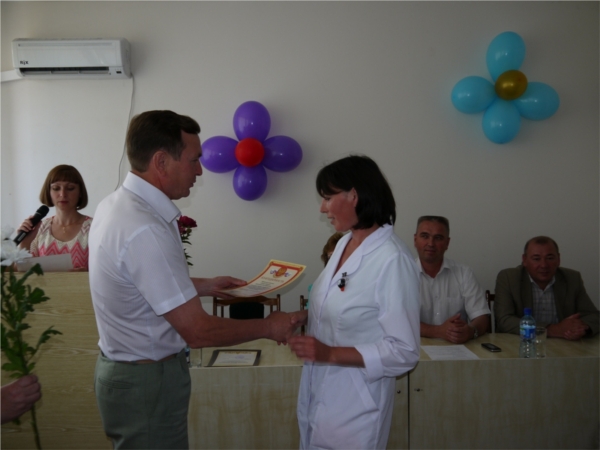 Глава Ядринской районной администрации В.Кузьмин поздравил медицинских работников района с профессиональным праздником