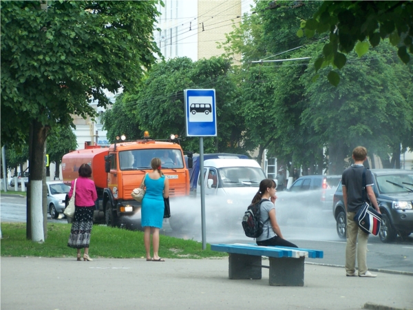 Поливомоечные работы на дорогах города