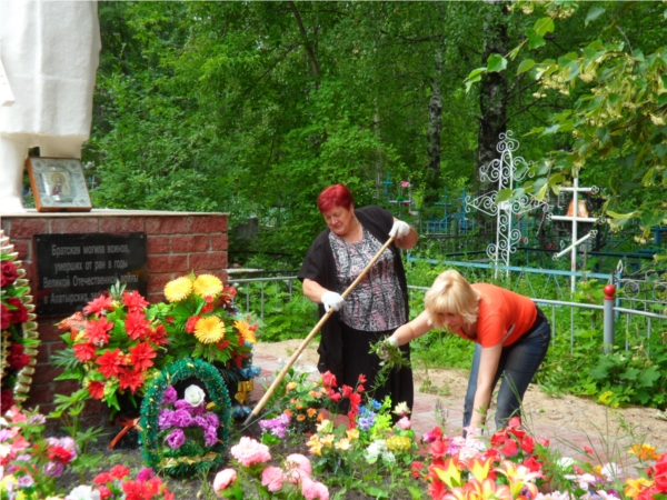 _Работники Алатырского городского центра социального обслуживания населения взяли шефство над могилами ветеранов Великой Отечественной войны