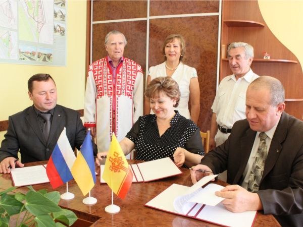 Подписан договор о дружбе и сотрудничестве между украинским городом Остер, городом Канашом и Канашским районом