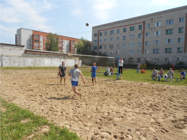 Шумерлинские любители пляжного волейбола День Республики встретили на спортивной площадке