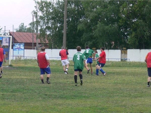 _В рамках празднования Дня молодёжи в Алатыре состоялся товарищеский матч по футболу между работающей и учащейся молодежью