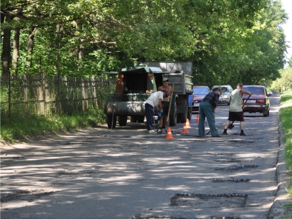 В Новочебоксарске продолжается ямочный ремонт дорог