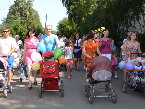 В День семьи, любви и верности в Алатыре прошел «Парад колясок»