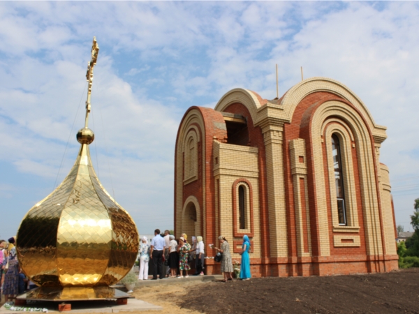В День семьи, любви и верности в Канаше совершено освящение купола будущего храма и молебен святым супругам Петру и Февронии