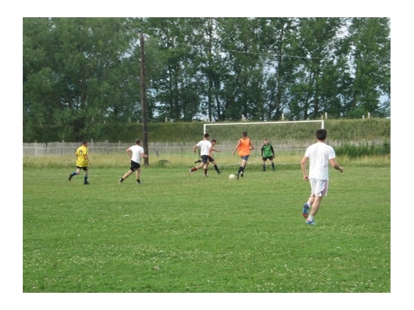 Футбольн6ая команда «Пищевик» на своем поле принимала команду «Миру-мир»