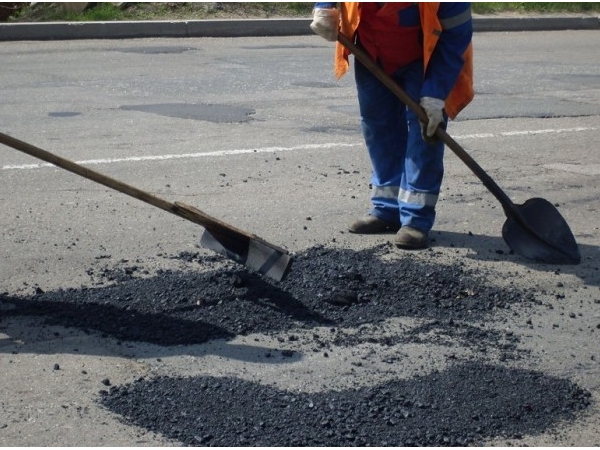 В Шемуршинском районе идет ямочный ремонт дорог общего пользования местного значения