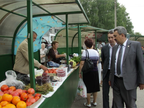 _Глава города проверил условия торговли на мини-рынке по ул. Эльгера
