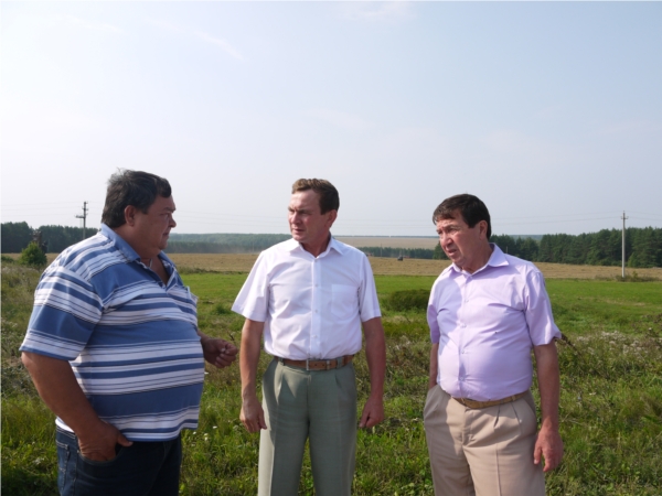 Глава Ядринской райадминистрации В.Кузьмин ознакомился с ходом уборочных работ на полях района