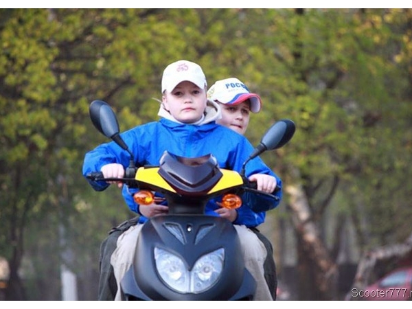 Ребенок и скутер