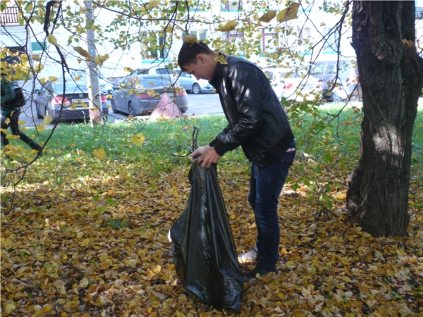 Чистота города – дело каждого: в Ленинском районе продолжаются молодежные экологические мероприятия