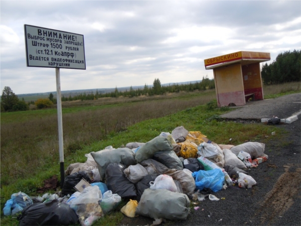 Весь сезон дорожникам республики приходится убирать от мусора подконтрольную им территорию