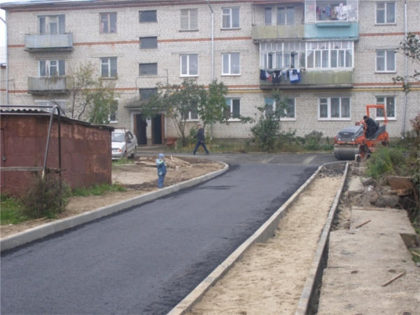 В Ядрине ведутся работы по ремонту дорог на дворовых территориях многоквартирных домов