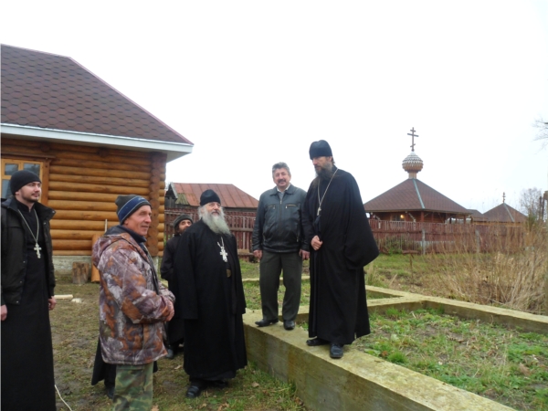 Архимандрит Василий ознакомился ходом строительства церкви в селе Сойгино