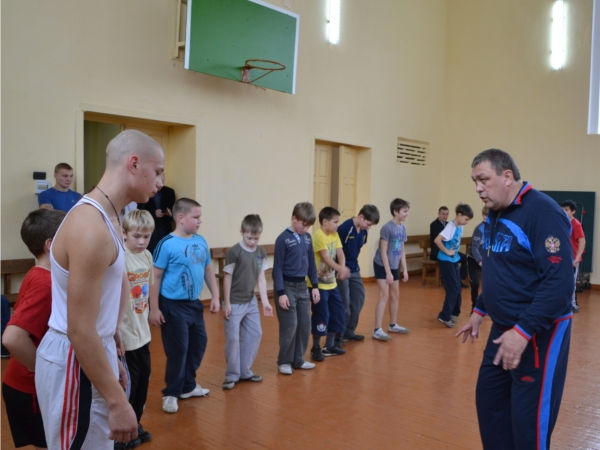 Президент Федерации бокса Чувашии Валерий Лаптев провёл мастер-класс для алатырских ребят