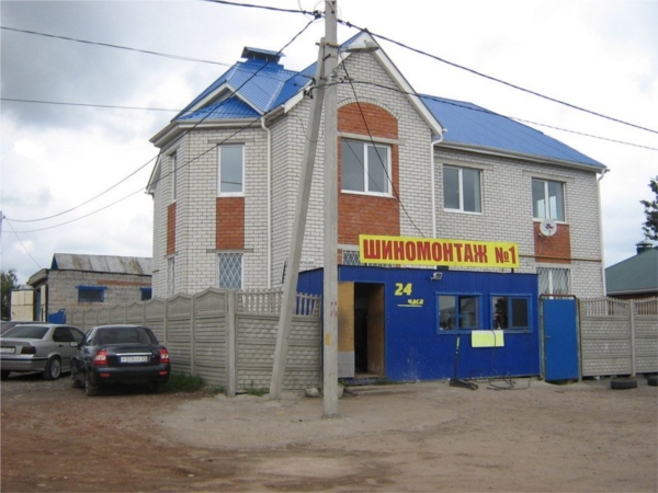 Рядом с домом на участке СТОшки и шиномонтажки