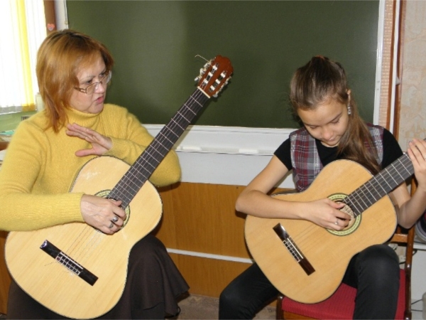 В Чебоксарской специальной (коррекционной) общеобразовательной школе № 3 проходят мастер-классы игры на гитаре