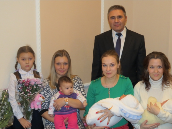 В преддверии Дня матери в Ленинском районе г.Чебоксары состоялась торжественная регистрация новорожденных