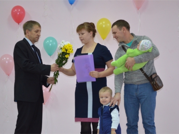 В канун Дня матери в Мариинско-Посадском районе вручены сертификаты на материнский капитал и свидетельство 200-му новорожденному
