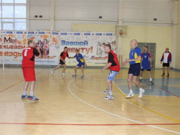 Администрация города приняла участие в соревнованиях по стритболу